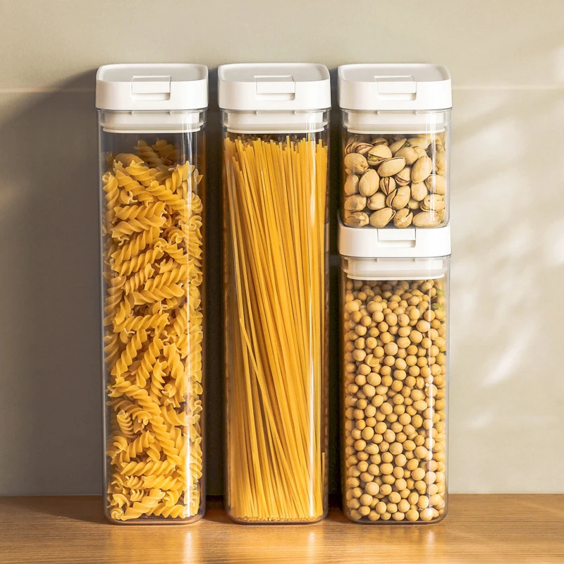 Recipiente transparente de plástico para armazenar massas, grãos e espaguete, ideal para lanches e outros alimentos.